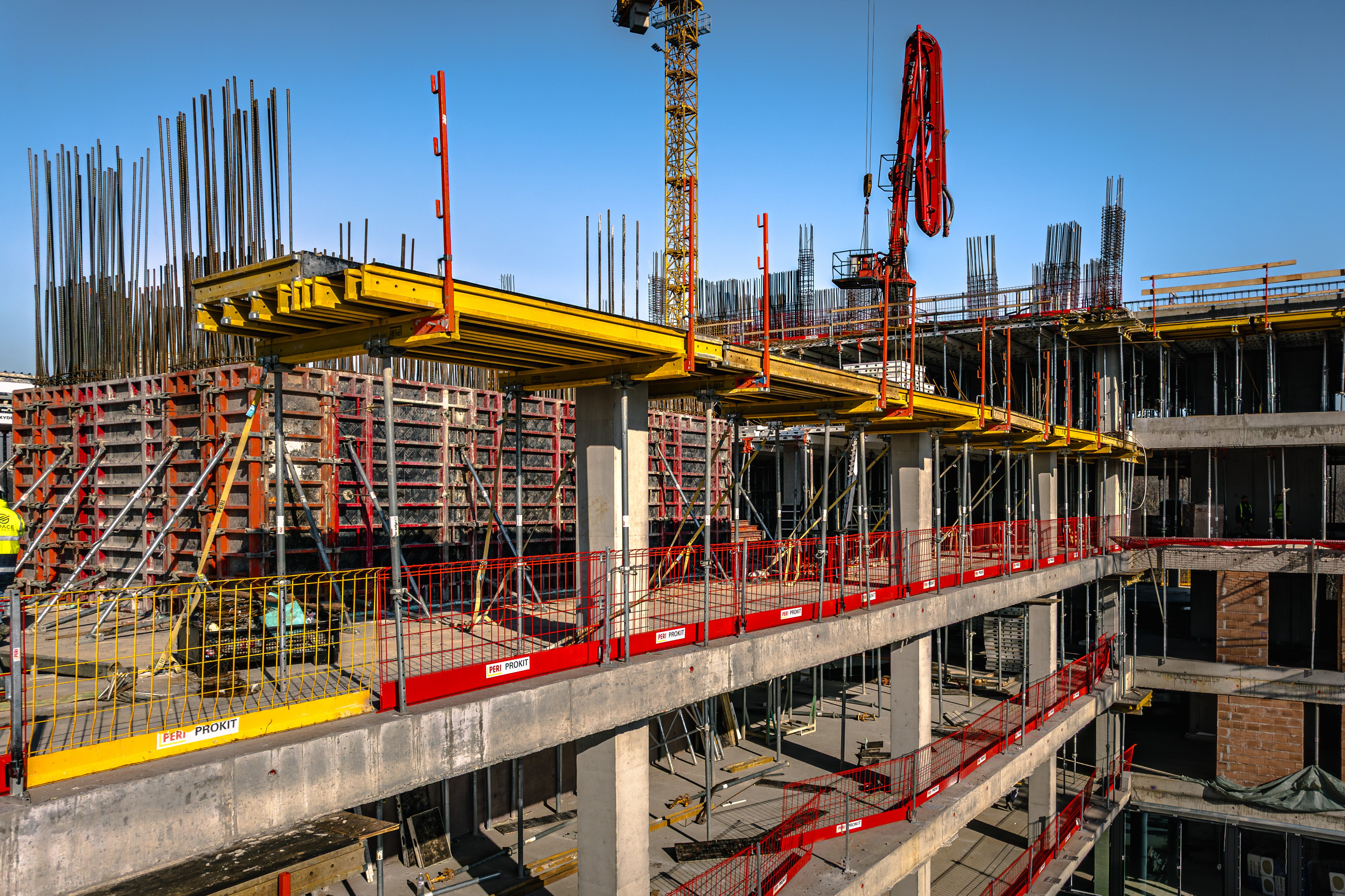 Рамков кофраж TRIO за вертикални ядра в комбинация с модулни маси по периферията на плочата.