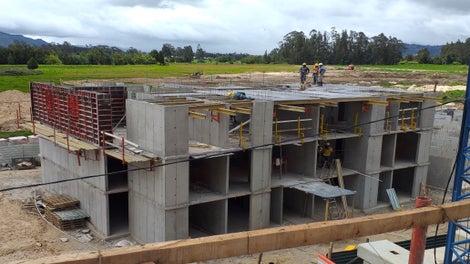 El sistema de encofrado LIWA ara encofrado de muros en conjunto con MULTIFLEX para encofrado de losas, dan forma a grandes proyectos de vivienda.