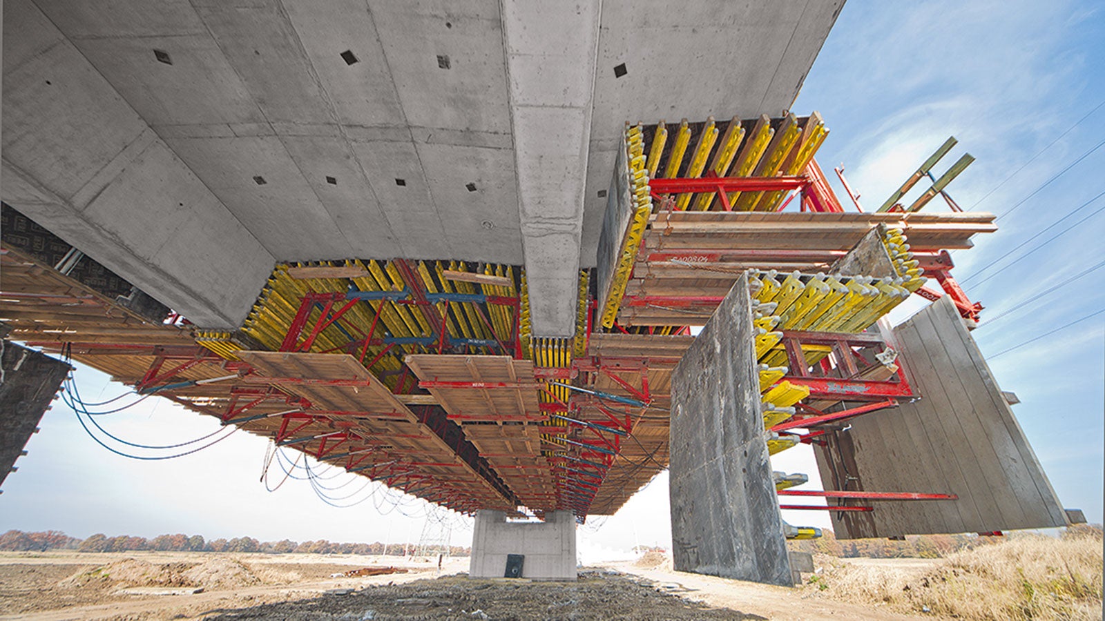 Kompletne deskowanie przęsła o rozpiętości ponad 40,0 m jest otwierane w zależności od geometrii ustawienia siłownikami hydraulicznymi <br/>w ciągu 4 do 8 godzin.<br/>