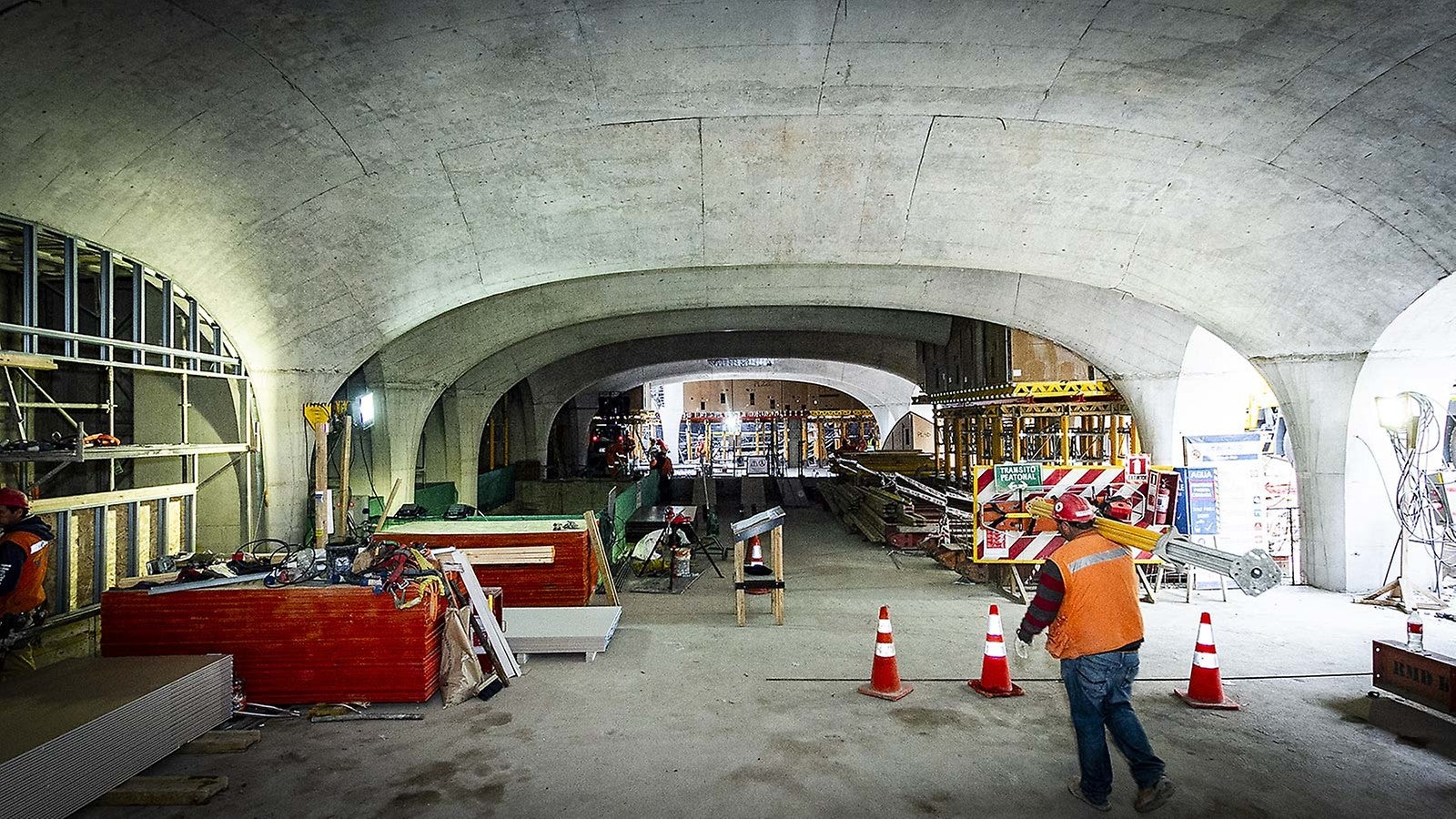 Para os usuários que desembarcam, a estação será o ponto de partida para que que reconheçam o edifício como um dos ícones mais representativos do centro patrimonial de Santiago. 
