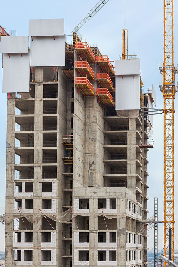 Из-за изменения конструктива здания с определенной отметки некоторые панели ветрозащиты были заменены на платформы RCS-C с опалубкой для работы на отвесных стенах.