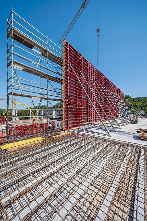 Insbesondere bei der Herstellung der hohen Stahlbetonwände, die bis zu 12 m in einem Guss betoniert wurden, sorgte die MAXIMO Rahmenschalung für schnelle Schalzeiten.
