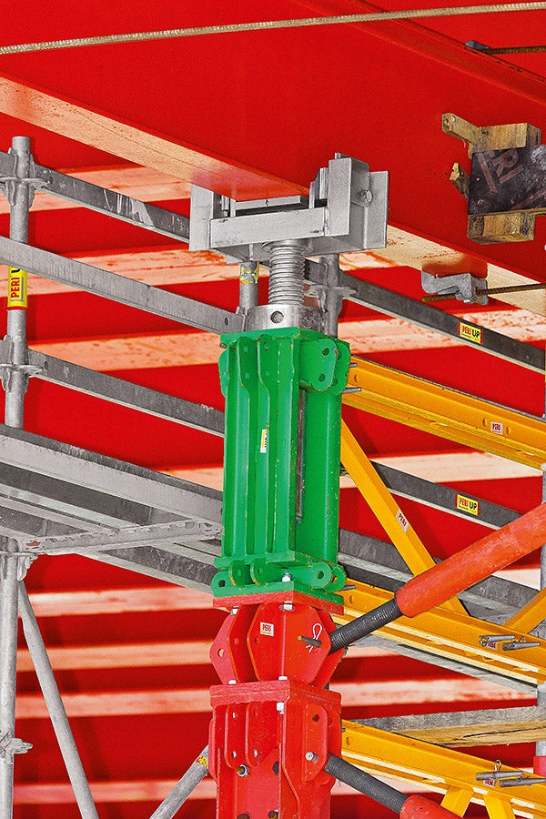 Hlava s vretenom VST 100 zabezpečovala zdvíhanie a klesanie pomocou hydrauliky až o 300 mm a to pri plnom zaťažení.