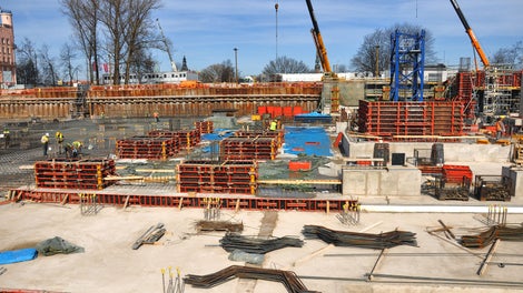 Pamatu plātnes un režģogu betonēšanai kā optimālākais variants ir izmantojama PERI DOMINO vieglo veidņu sistēma. 