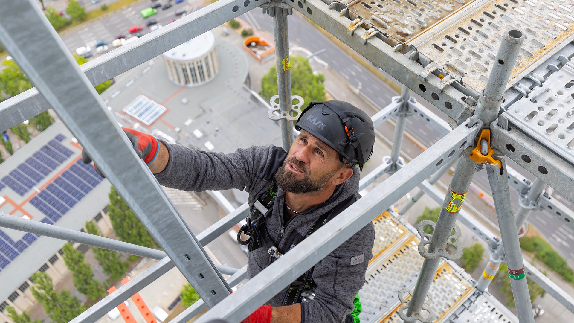 Unterhalb der Aussichtsplattform in 126 m Höhe wurde von oben nach unten eingerüstet.