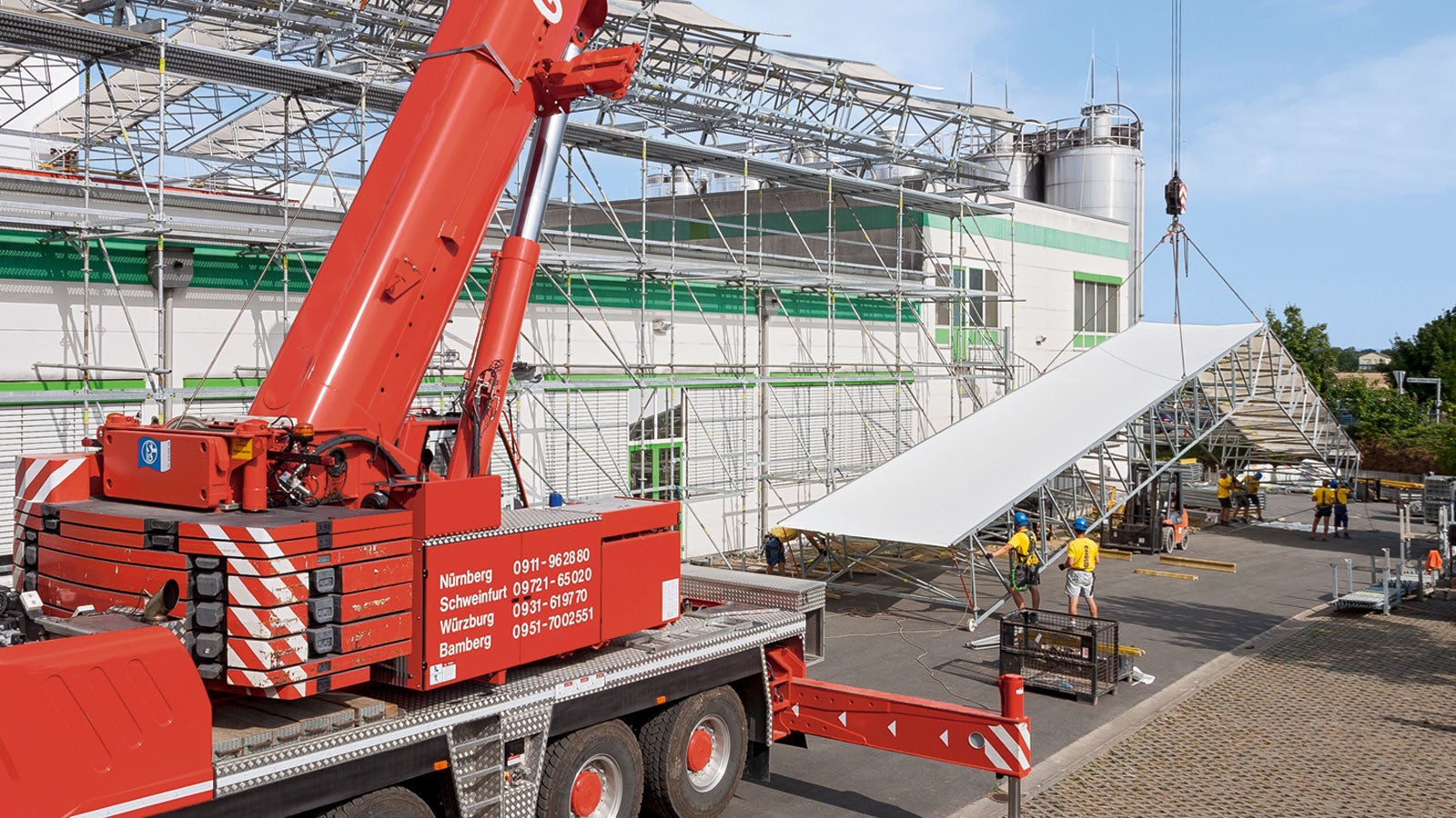 Os segmentos de treliças de quase 30 m de comprimento podem ser pré-montados manualmente no solo e depois levantados com o guindaste móvel. Isso resultou em um progresso de construção rápido e seguro.