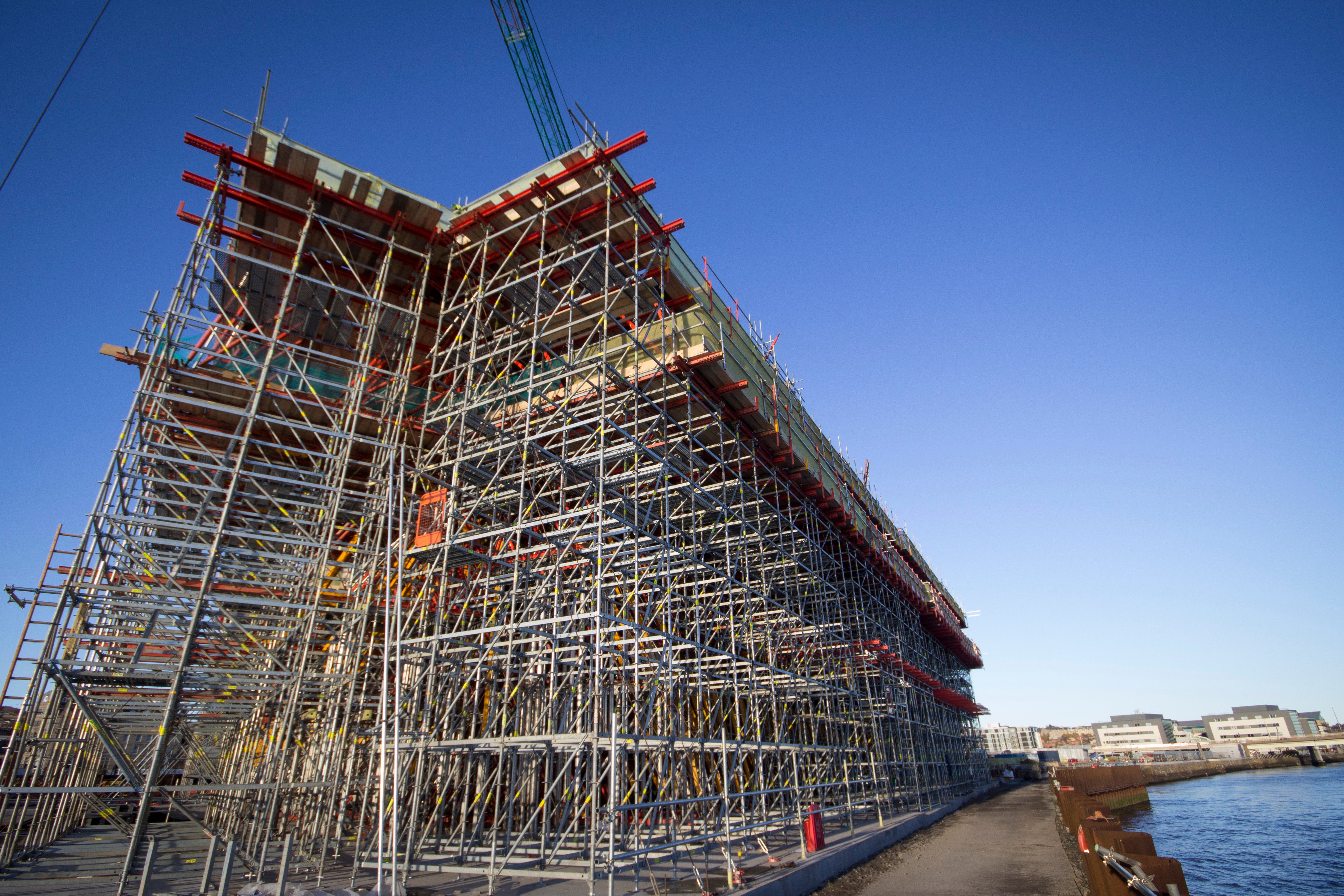 Once installed, the roof tied the entire structure together, along with additional support from the two cores constructed at the start of the project.