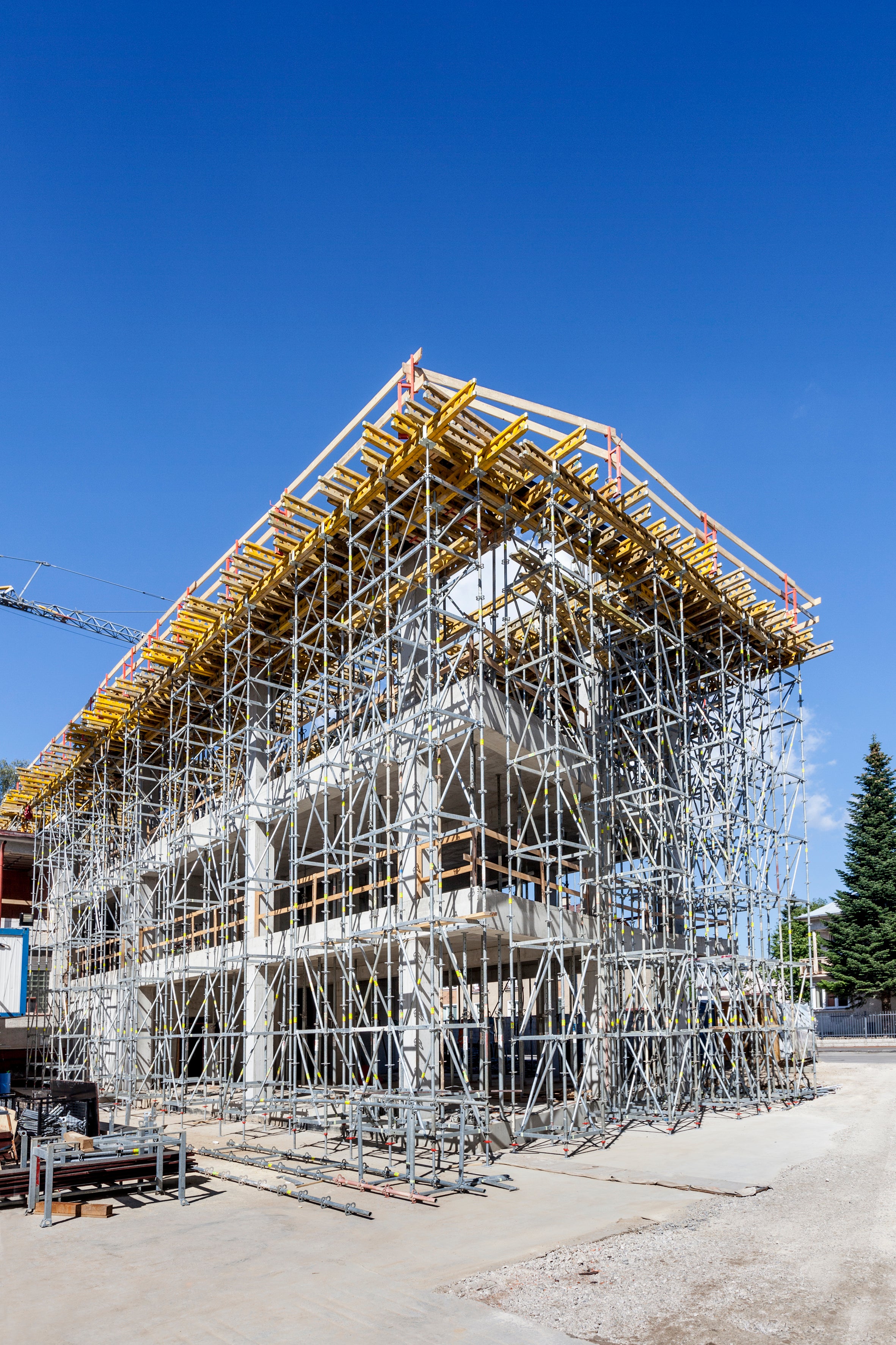 Podoprený bol podperným systémom PERI UP Flex do výšky 11 m. Tento vysoký vykonzolovaný strop zo zadnej strany podopierajú 2 stĺpy o rozmere 800 x 800 mm a 1 stĺp 900 x 900 mm s výškou 11 metrov.