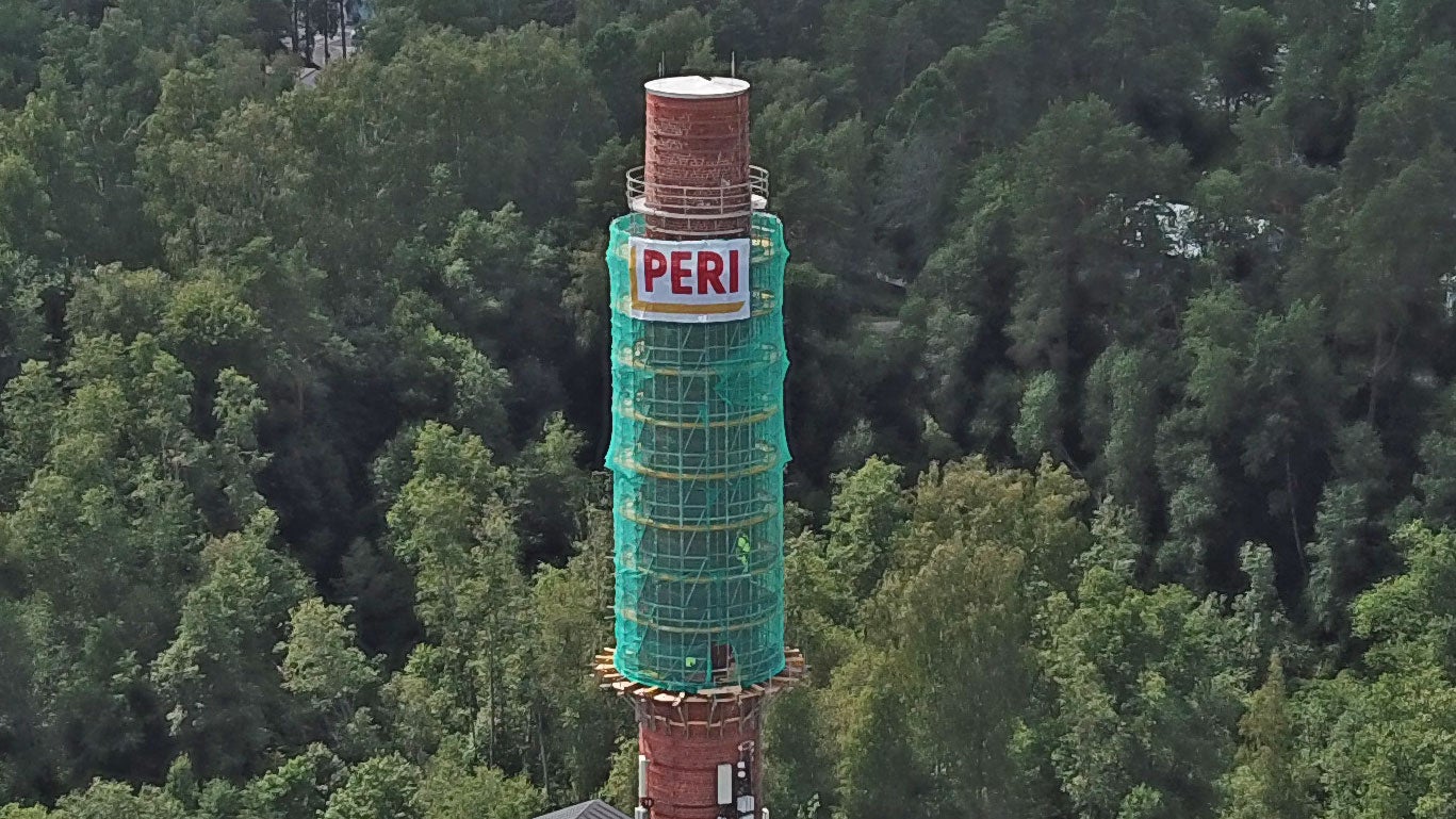 Vanhan tiilipiipun korjaus vaatii sekä käden taitoja että kolmiulotteista hahmotuskykyä. PERI UP -telineiltä työ sujuu turvallisesti.