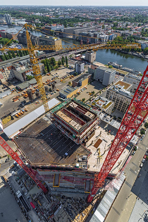 Für den Rohbau des 97 m hohen „Stream-Towers“ nahe der Eastside-Gallery an der Spree stand nahezu keine Lager- und Montagefläche zur Verfügung.