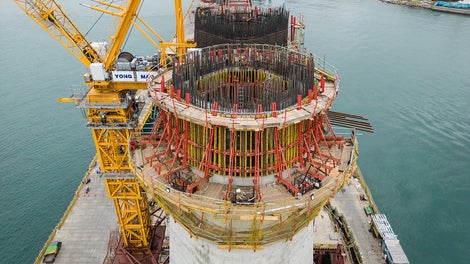 组合使用两种不同的 PERI 爬架系统:SCS 与 ACS——块速、安全与高效地实现了这一独特主塔设计的施工过程。