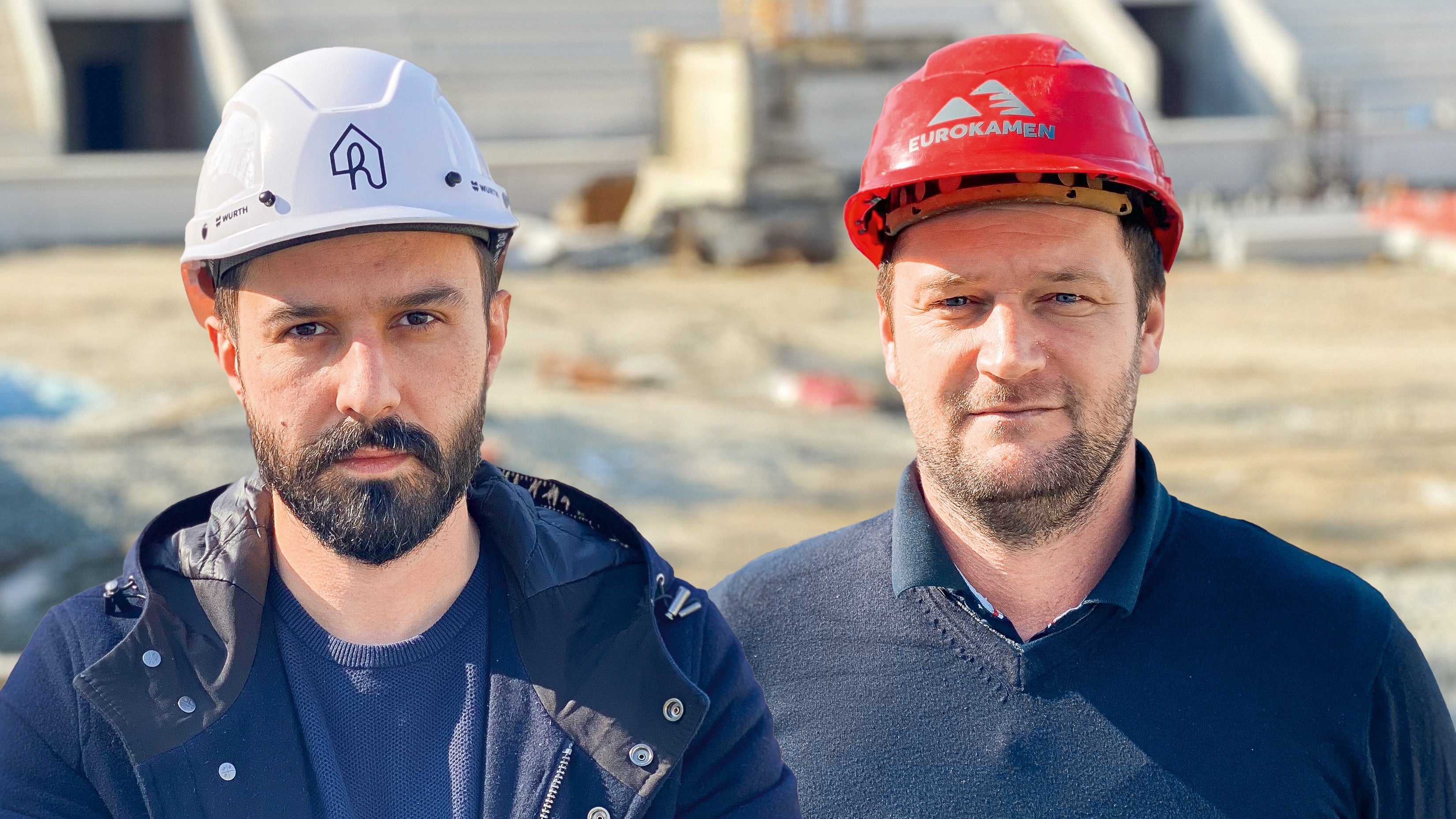 Hrvoje Sučić y Marko Ilić, de Eurokameni d.o.o., Osijek (Croacia), frente a las obras del nuevo estadio del NK Osijek en Croacia.