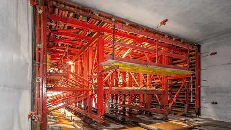 The VTC Tunnel Formwork Carriage enables tailor-made solutions with optimised use of material for open and mining-method tunnel construction. With VARIOKIT system components available for rent, changing cross-sections in the project can be easily and cost-effectively constructed with only short modification times required.