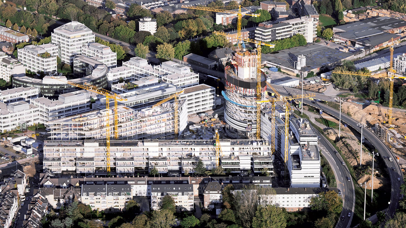 Am Düsseldorfer Seestern sind fünf Bauwerke zeitgleich zu errichten, dies erforderte ein durchdachtes Logistikkonzept. 