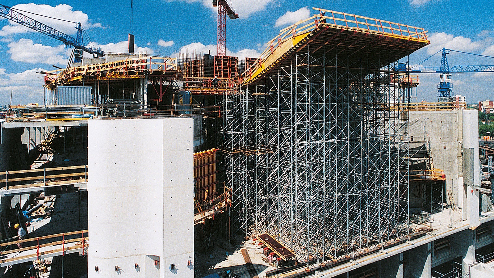 The PD 8 shoring tower with a high level of stability has been designed for great heights and heavy loads.