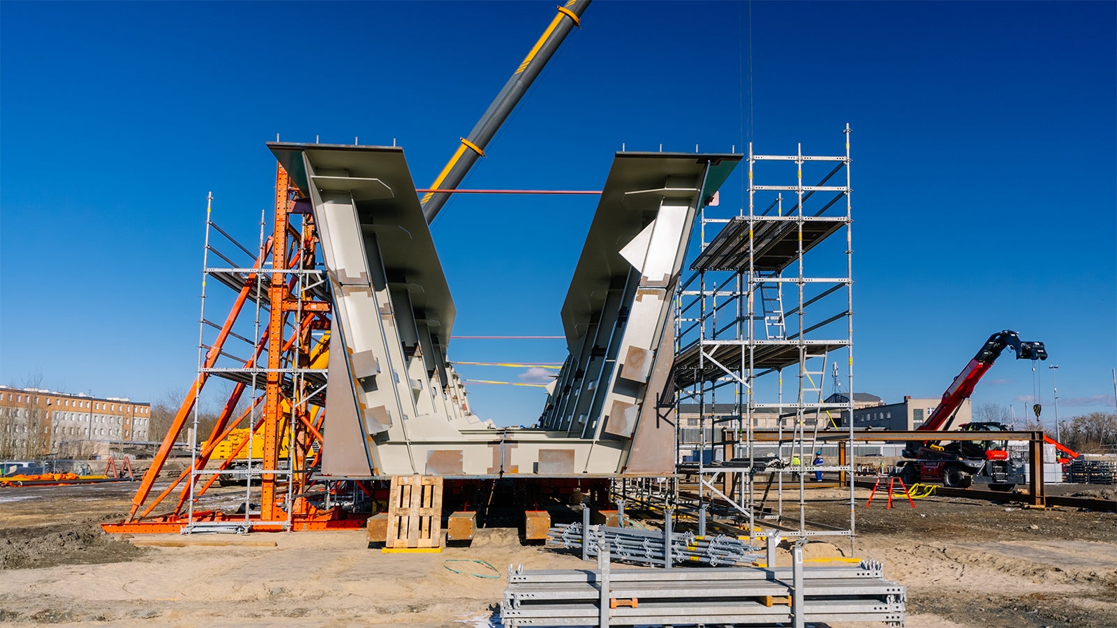 Elementy mostu w Tromsø powstały w Polsce – w stoczni jachtowej w Szczecinie – przy użyciu rusztowań PERI UP i systemu VARIOKIT. 