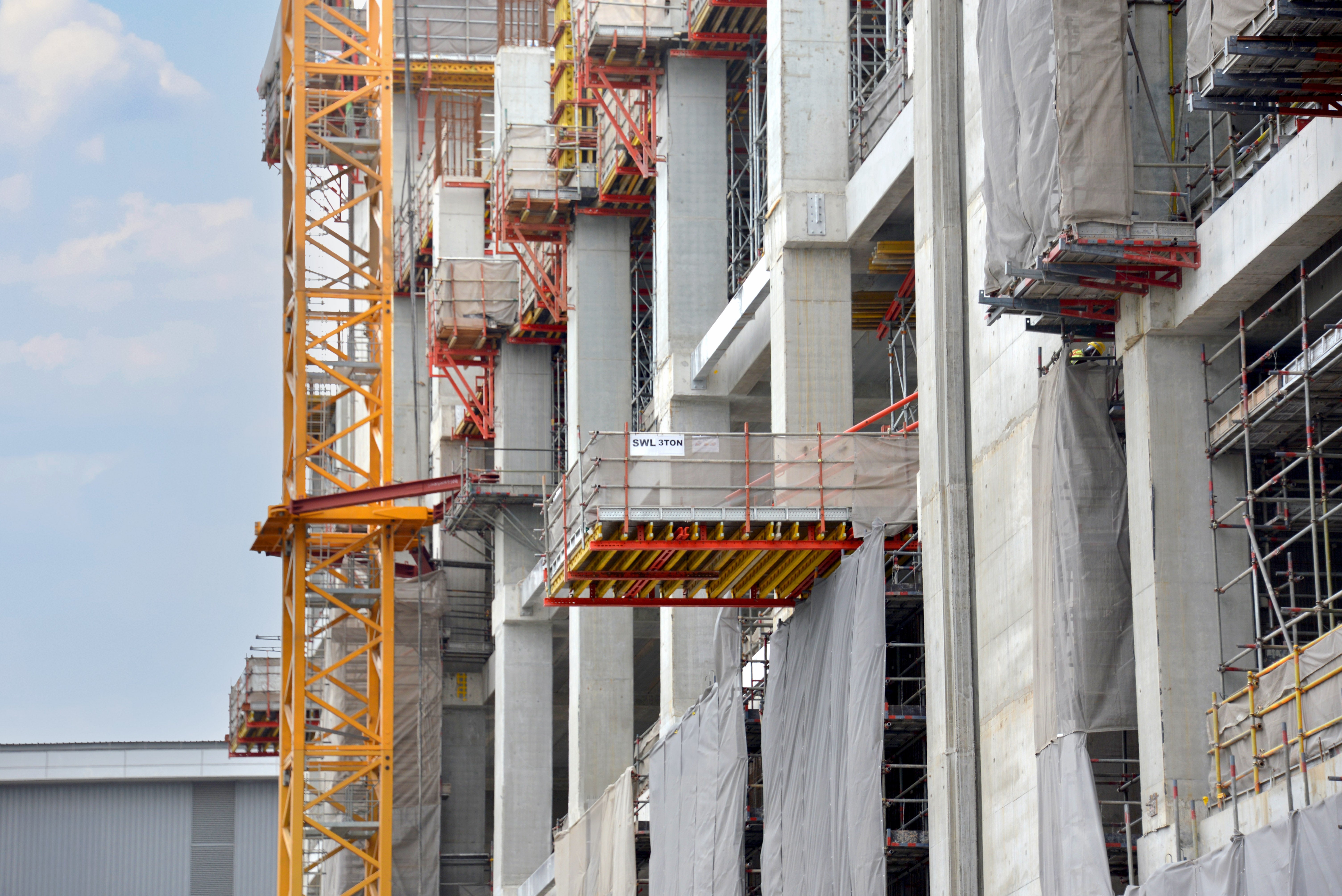 Loading platforms were installed for lifting PERI UP MD (PS 100) tableforms to the next level