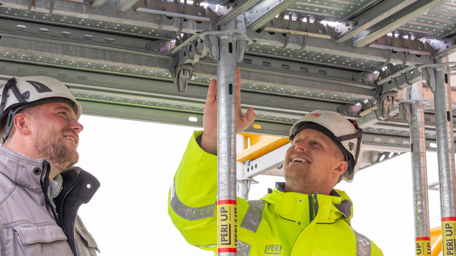 Der PERI Fachberater begleitete die Gerüstmontage in Arzberg und unterstützte das Gerüstbauteam der Meyer GmbH kompetent. 