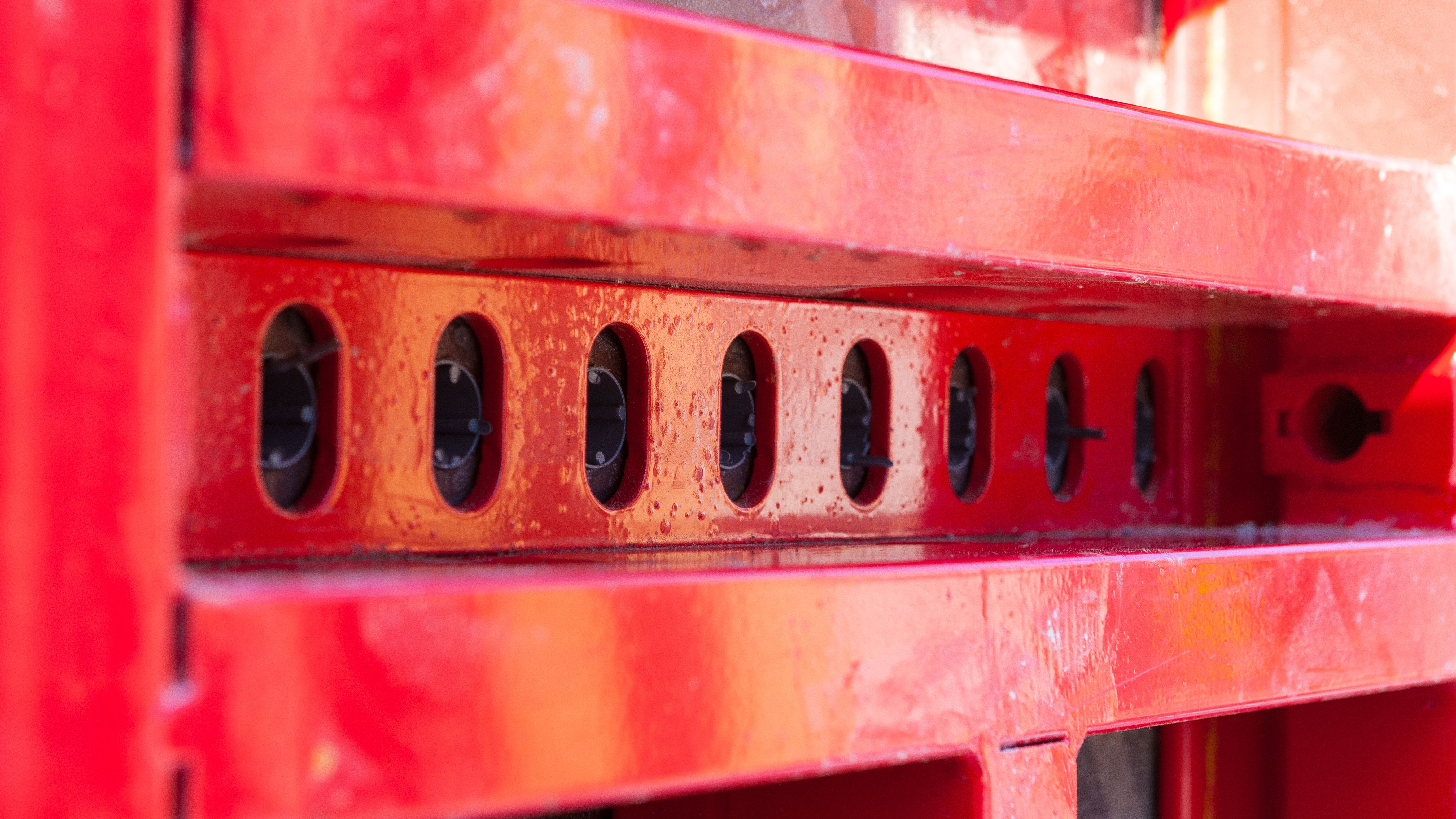 Опалубка колонн TRIO MR позволяет создавать колонны сечением до 105х105 с шагом 5 см. Теперь при опалубливании колонн установка фаскообразователя возможна, но вовсе не обязательна. В случае его использования, фаскообразователь просто фиксируется на щитах, и нет необходимости прибивать рейки к фанере. 