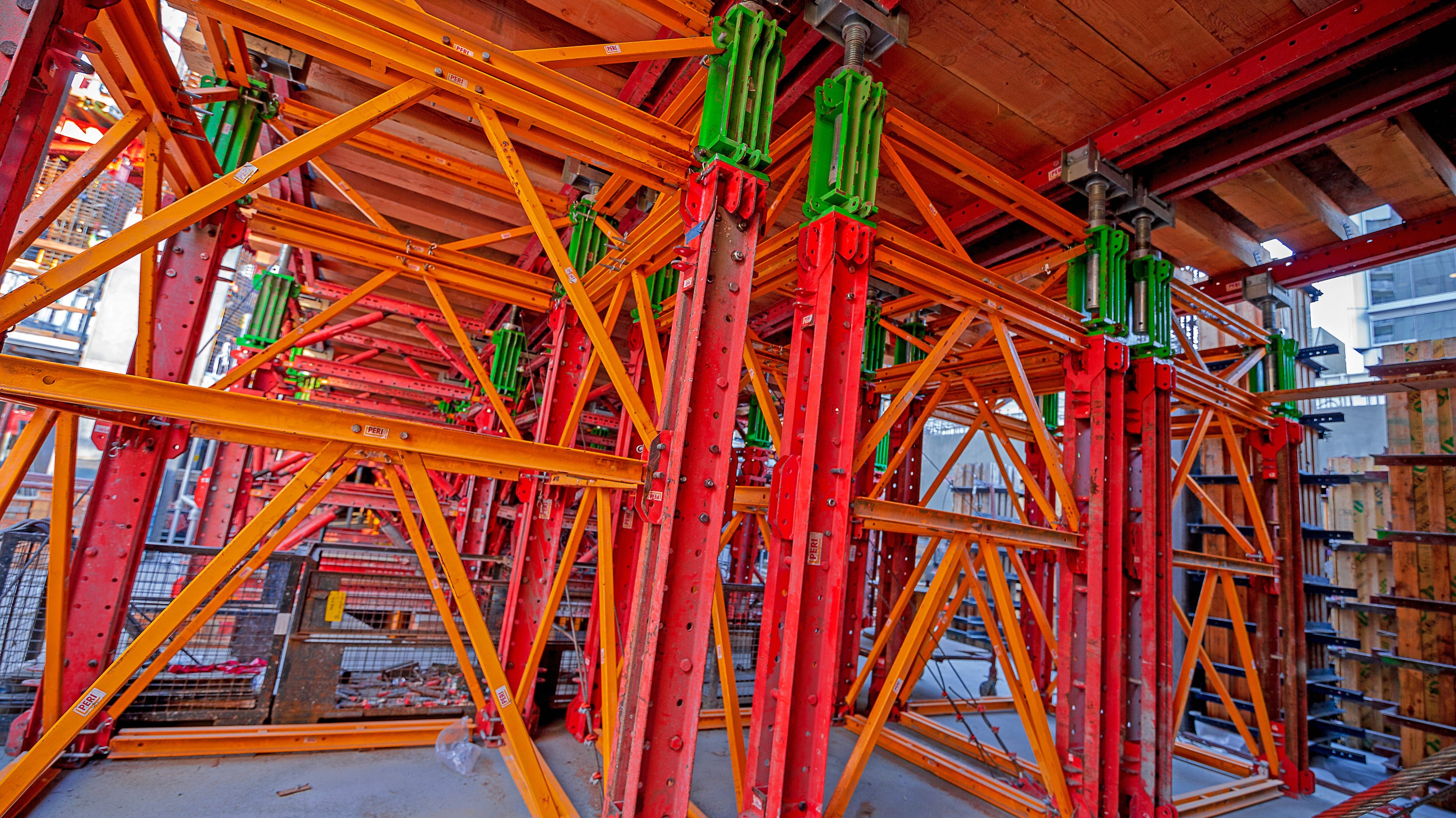 The flexibility PERI VARIOKIT shoring is an ideal match for use with PERI VARIODECK slab tables.