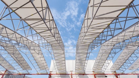 The LGS Weather Protection Roof on the basis of the PERI UP Scaffolding System made the roof renovation independent of the weather. The 90 m long protection roof consisted of 3 m wide and nearly 30 m long LGS segments.