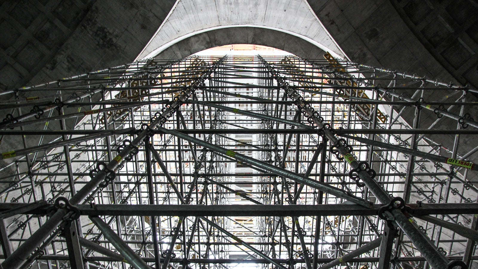 Подготовка к монтажу опалубки большого купола. На протяжении всей стройки система лесов PERI UP обеспечивала 100% надежность несущей конструкции. Применение системы PERI UP в качестве несущих лесов, а также лесов доступа позволило верно и точно выставлять опалубку в проектное положение и оперативно демонтировать или наращивать по мере необходимости с минимальными трудозатратами.