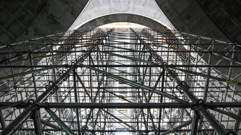 Подготовка к монтажу опалубки большого купола. На протяжении всей стройки система лесов PERI UP обеспечивала 100% надежность несущей конструкции. Применение системы PERI UP в качестве несущих лесов, а также лесов доступа позволило верно и точно выставлять опалубку в проектное положение и оперативно демонтировать или наращивать по мере необходимости с минимальными трудозатратами.