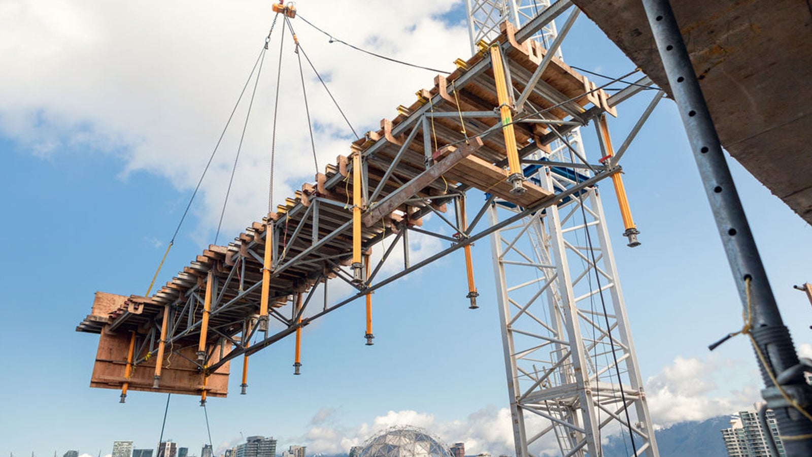 The crane pulls the table horizontally out of the building with the help of the lifting mechanism and the single roller. Workers are not required to stand on the table at any time.