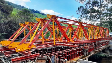 Sistema de ingeniería ALPHAKIT dando soporte a las vigas del puente en conjunto con el sistema LIWA.