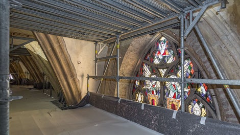 PERI UP Flex passt sich der komplexen Geometrie des Chorraums mit all seinen Nischen und Ausrundungen optimal an. Die Verwendung von Systembauteilen ermöglicht nicht nur schnelle Montagezeiten, sondern sorgt auch für eine sichere Arbeitsumgebung bei der Nutzung.