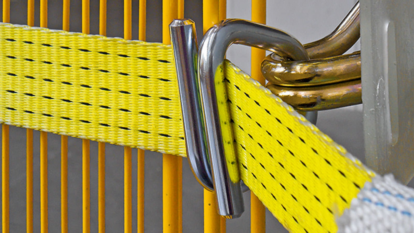 在柱子周围、用于固定拉带的钩子上挂有定位环，拉带穿过定位环进行固定。