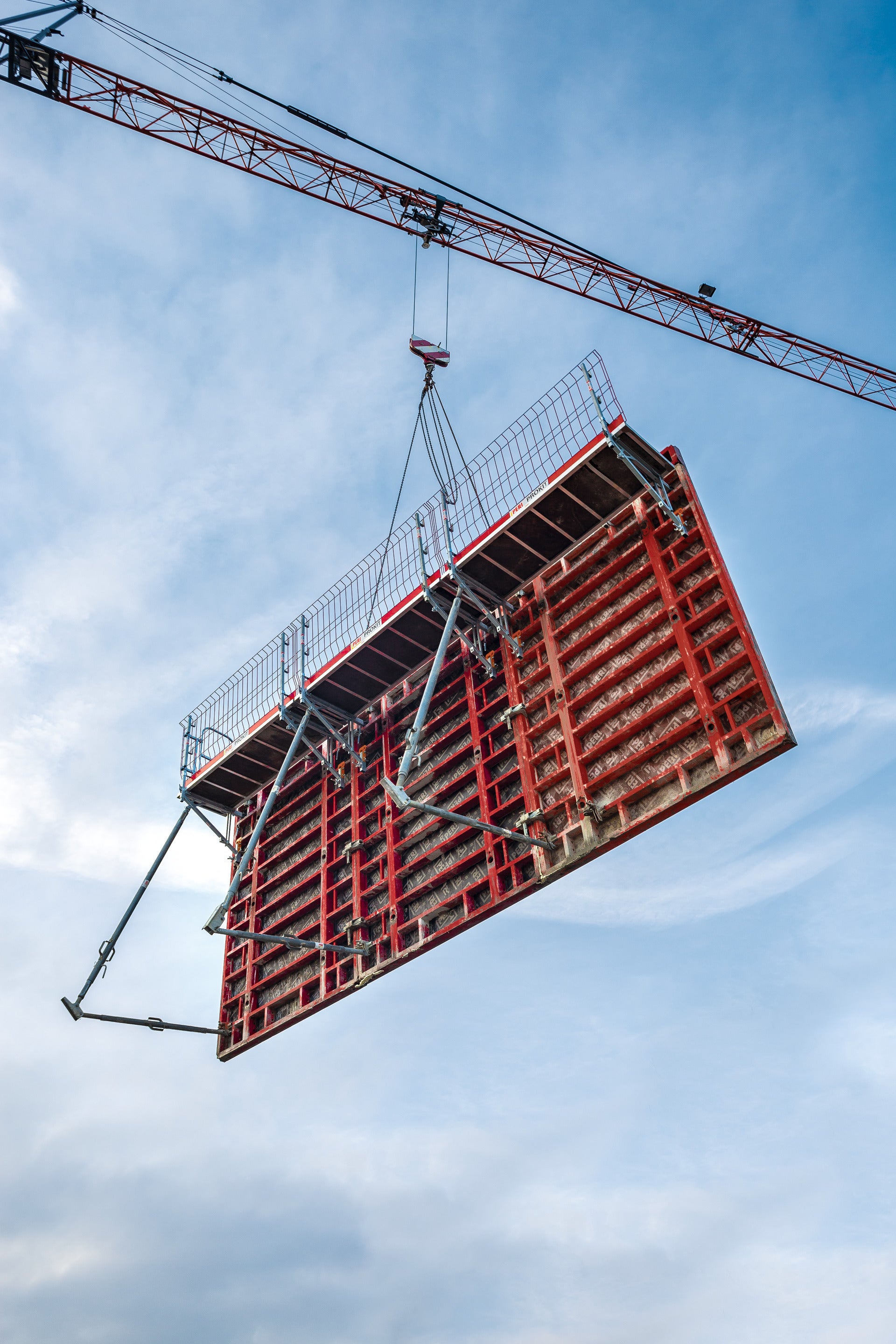 Die Kernbauteile werden aus sicherer Position von Hand an der am Boden liegenden Schalung montiert <br/>