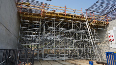 Podskružení masivní nosné konstrukce mostu systémem PERI UP a příhradových nosníků GT 24.