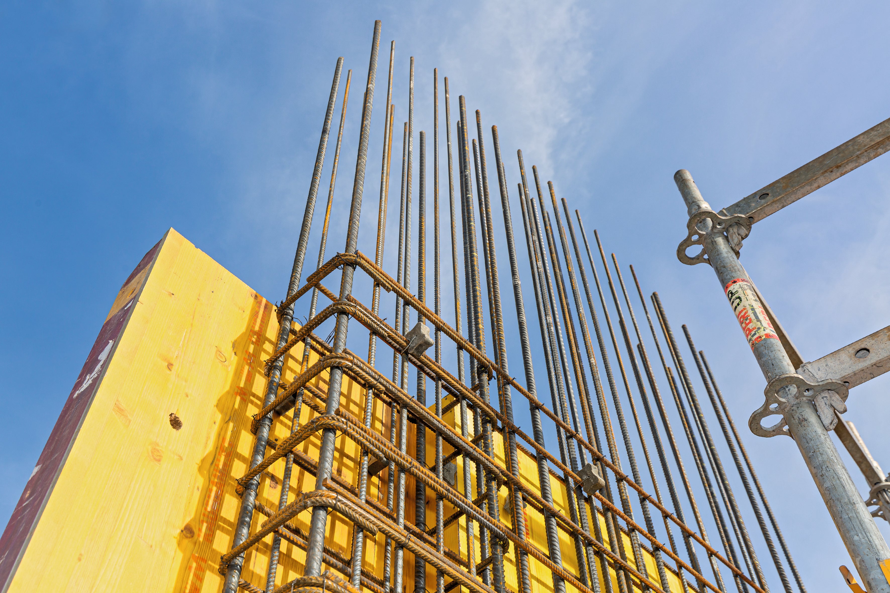 Für die Ortbetonwände mit Sichtbetonklasse SB3 wurde die MAXIMO Struktur Rahmenschalung verwendet, die werkseitig mit 3S-Schalungsplatten belegt war.<br/>(Foto: PERI Deutschland)<br/>