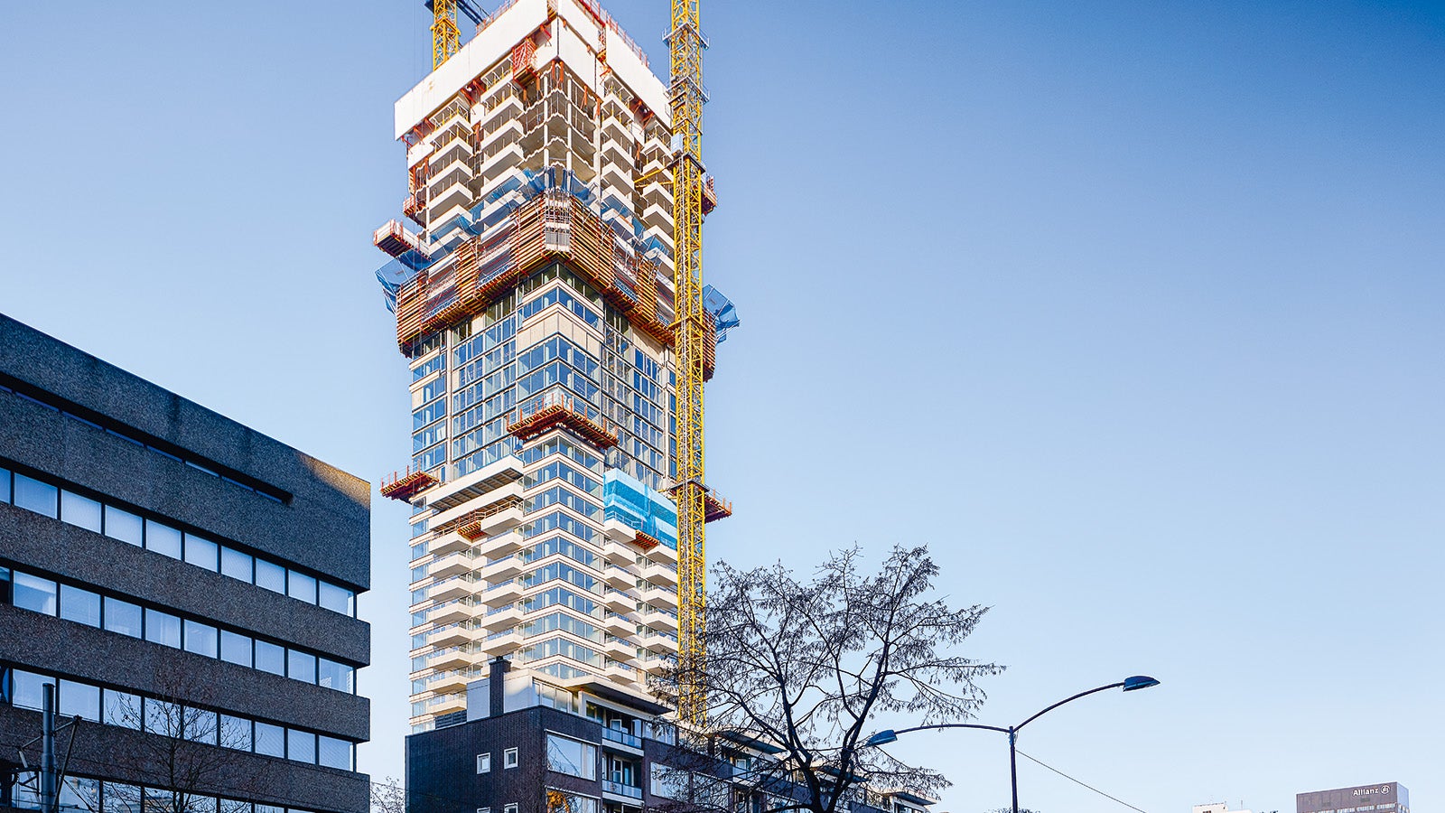 Safety was the top priority during the work. To protect the construction site team from wind and weather, a PERI climbing protection panel was therefore used during the shell construction phase. In addition, the team decided to use the RCS MAX Rail Climbing System for the first time in the Netherlands, a system which features synchronous climbing of all platforms. Falling edges could thus be avoided and safety increased. In addition, components of the PERI UP Scaffolding Kit ensured safe working at various points of the project in the form of scaffolding and stair towers.