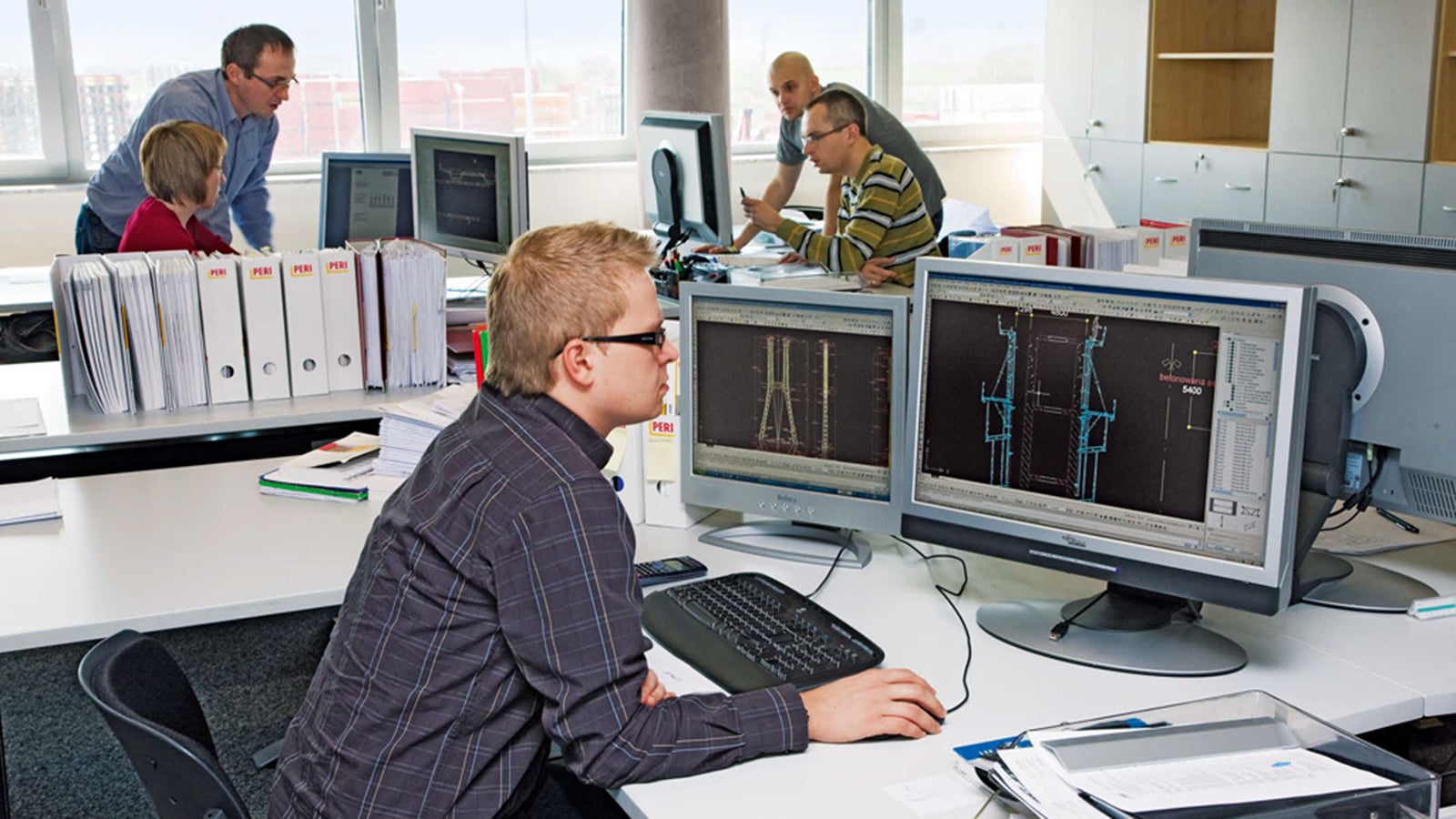 由脚手架专家根据项目定制支撑方案，模板专家进行模板施工方案设计并提出施工建议。