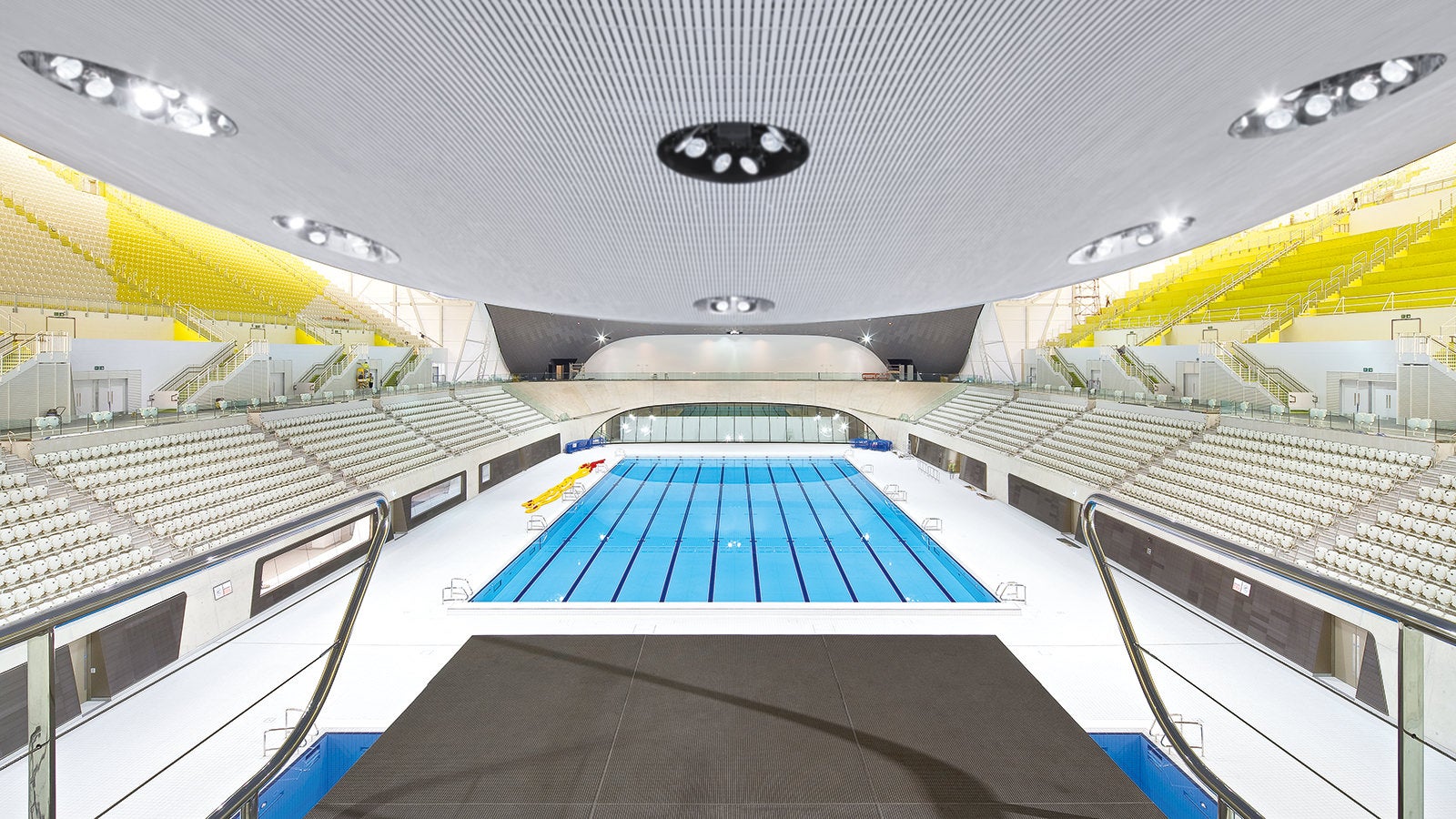 For the construction of the „Welcome Zone“ back wall, not only were maximum architectural concrete requirements to be fulfilled but also the highest possible degree of accuracy for the subsequent glazing work.