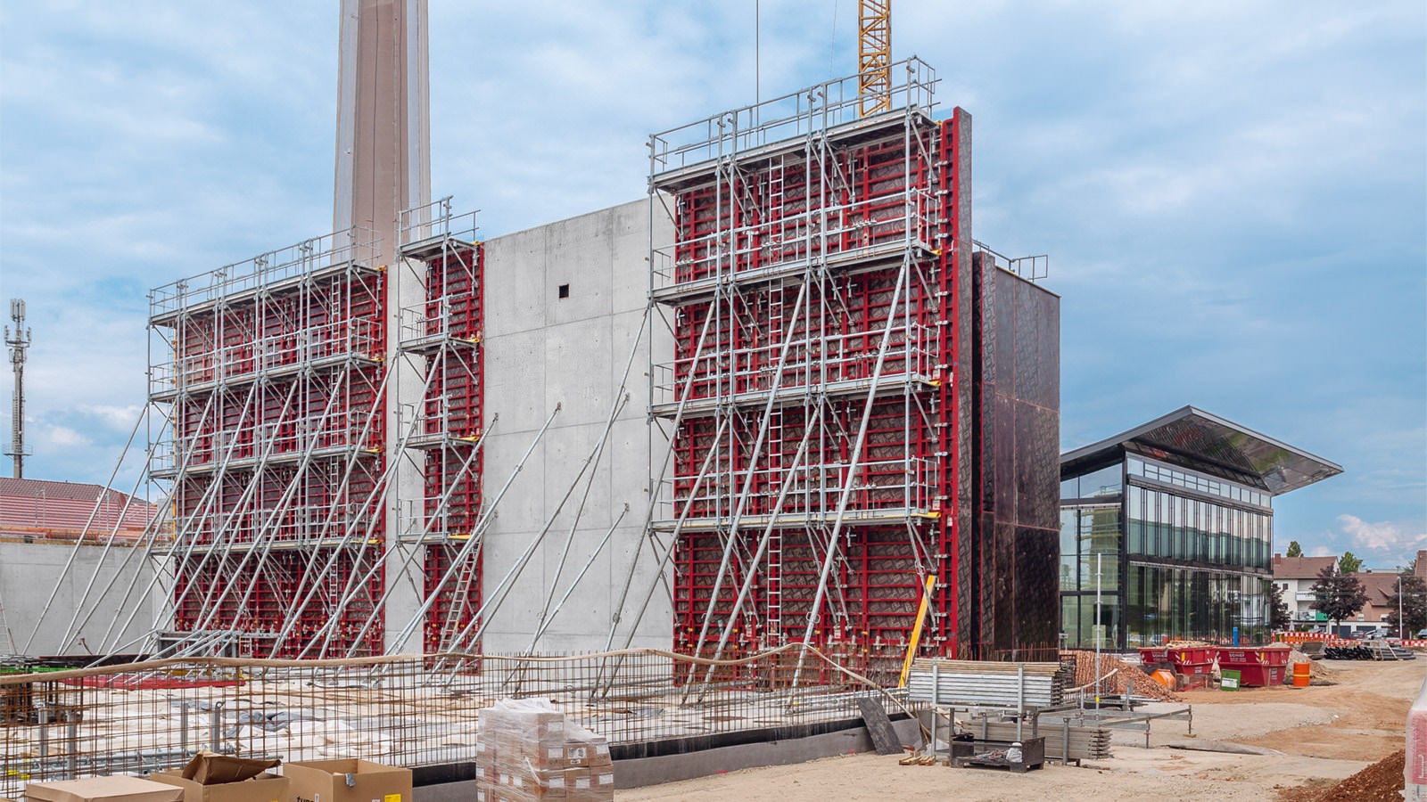 MAXIMO se prevashodno koristi u visokogradnji i industrijskoj gradnji. Paneli u rasteru od 30 cm određuju jasnu strukturu sistema.<br/>