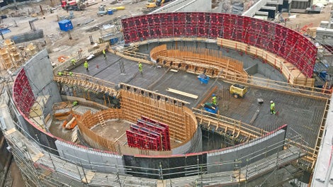 MAXIMO-järjestelmämuotti parkkihallin kaarevissa seinissä.
