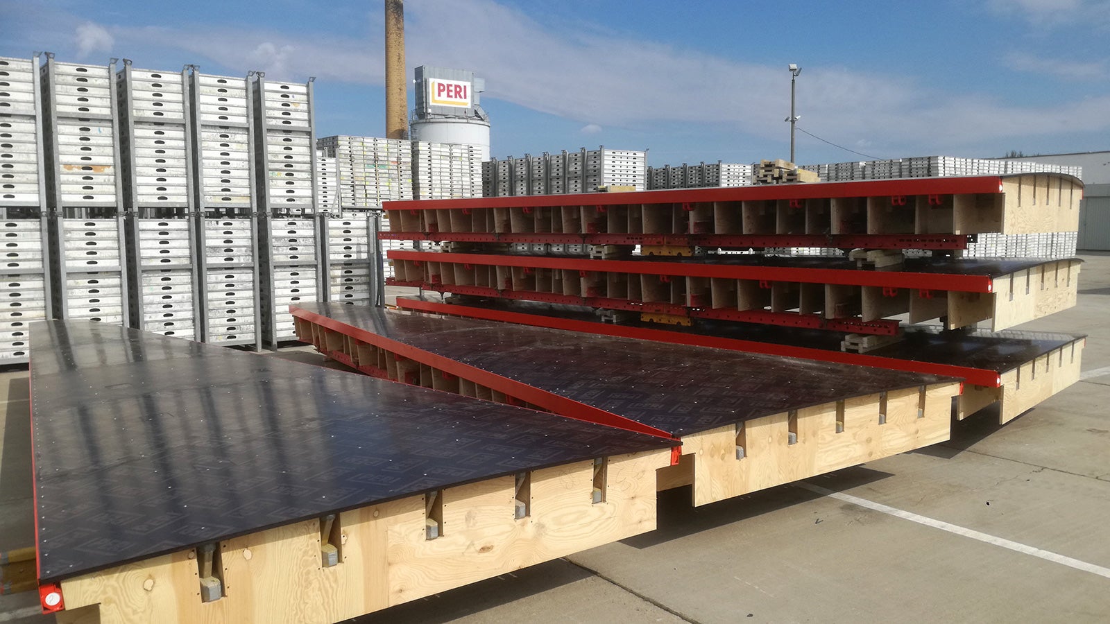 Pierwomontaż deskowań w zakładzie PERI