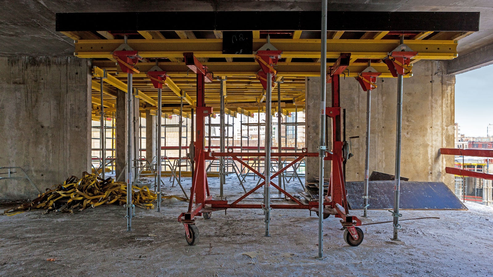 Внутренние столы выкатываются к краю перекрытия с помощью тележки. И далее перемещаются траверсой на следующий этаж.