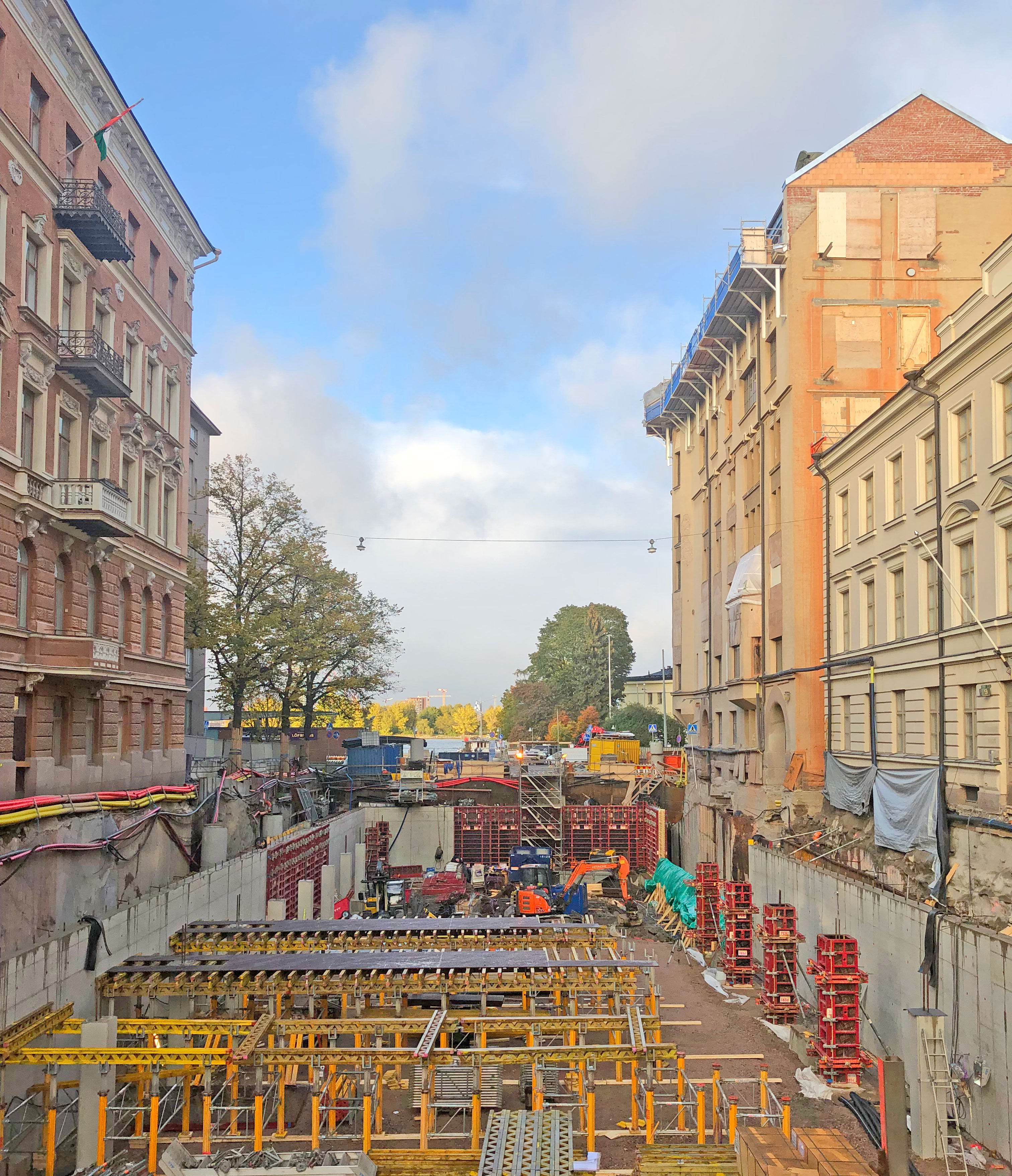 Pilarit oli järkevä sijoittaa niin harvakseltaan kuin mahdollista. Tästä syystä ja suurten maanpäällisten kuormien takia Kasinoparkin holvi, joka samalla toimi pysäköintilaitoksen kansirakenteena, toteutettiin esijännitettynä betonirakenteena. Paksuudeltaan 300-millimetrinen kansi muotitettiin PERI MULTIFLEX-holvimuottijärjestelmällä.