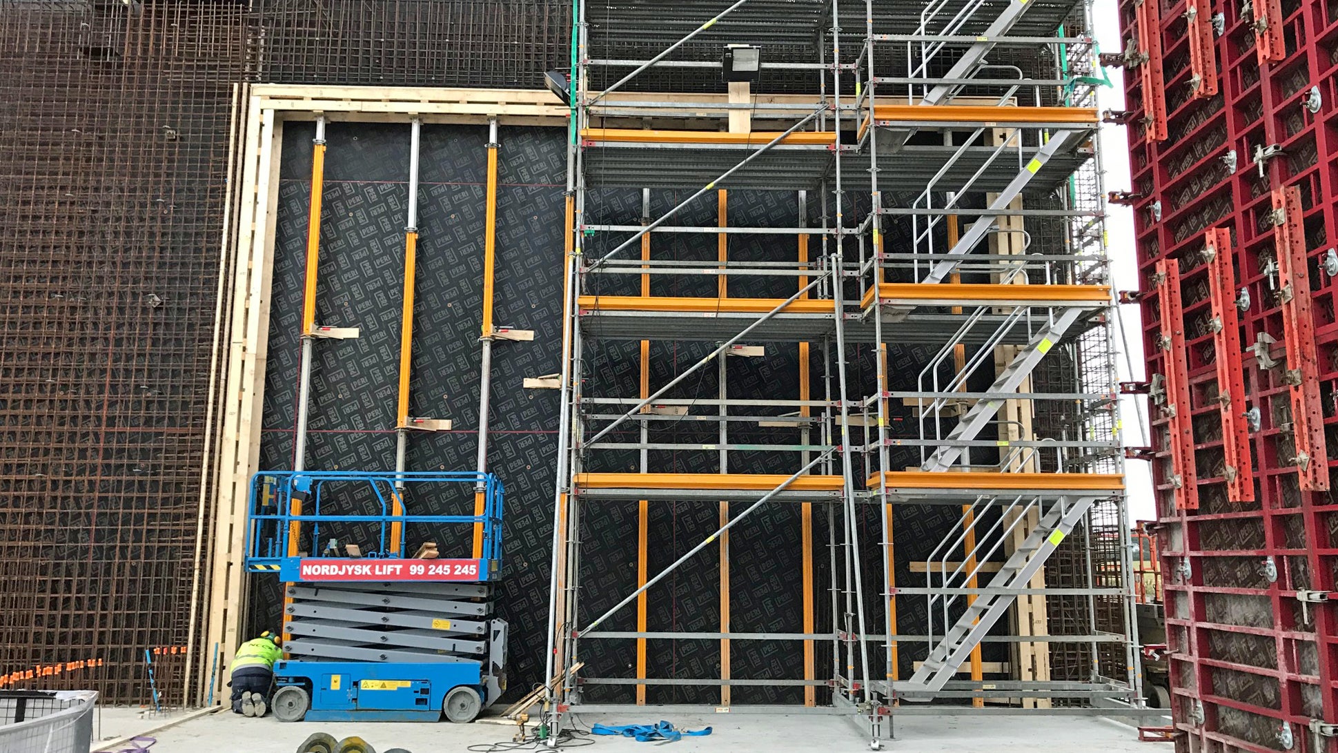PERI UP Armerings stillads – hurtigt flyttet med et kran løft. Bemærk trappe sektionen.