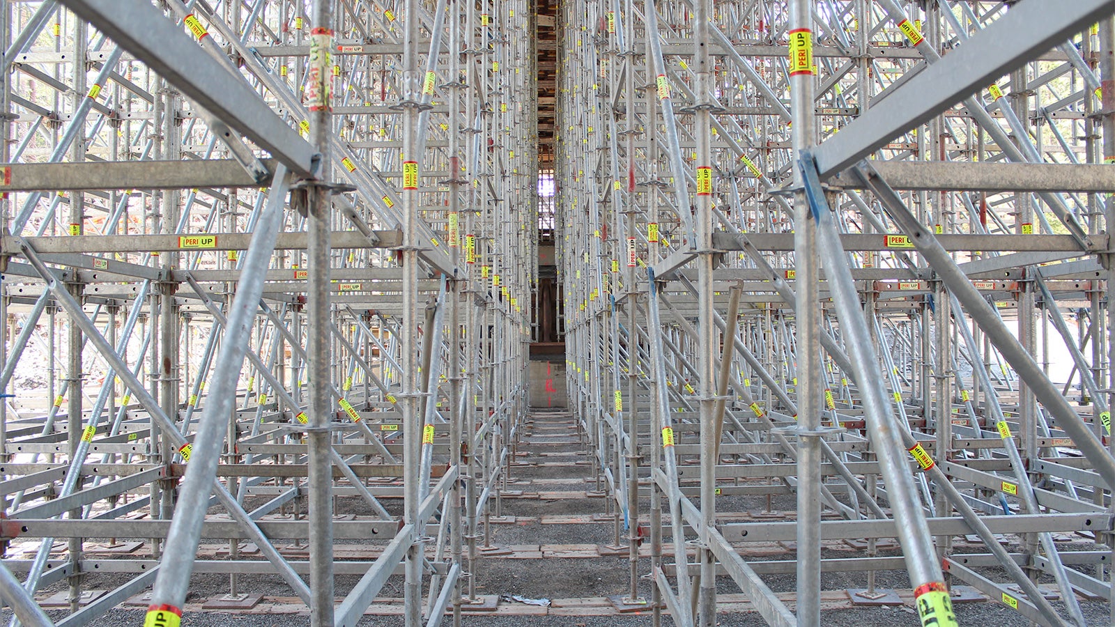 Tämä kohde vaati järeitä telineratkaisuja, sillä silta valmistuu 14 metrin korkeudelle maanpinnasta.