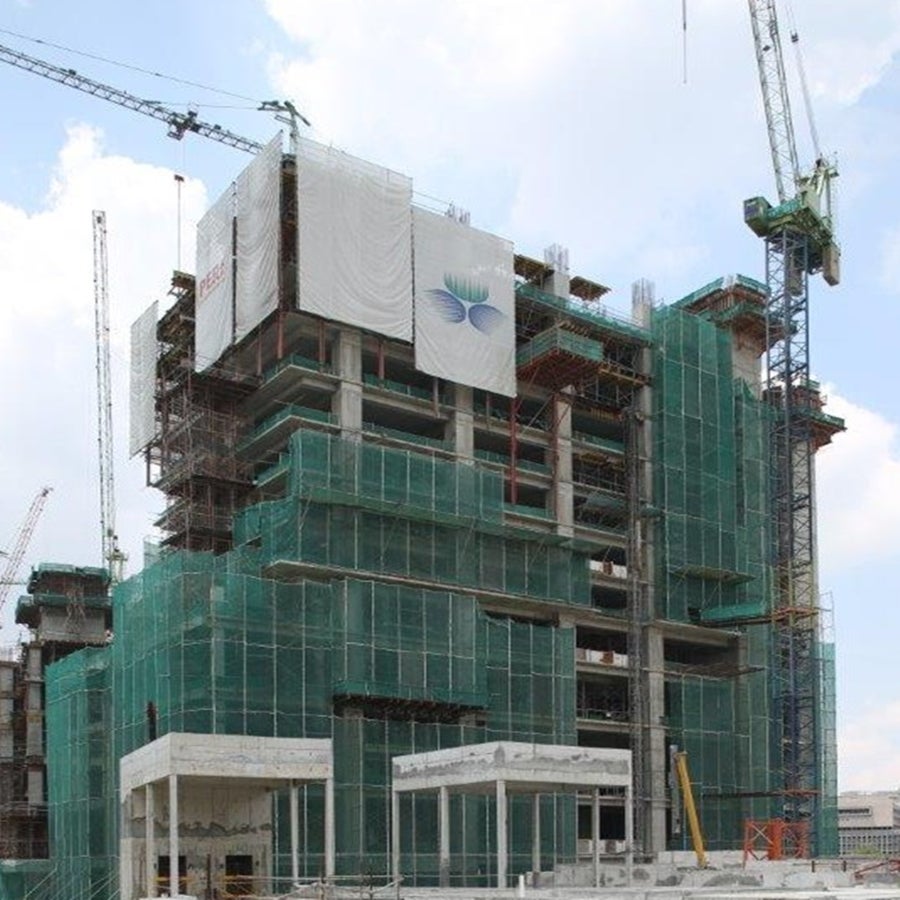 Safety upwards: under construction were completely enclosed using the RCS P climbing protection panel.