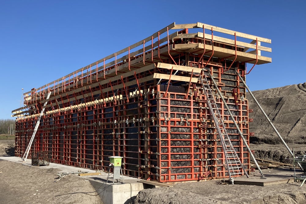 Bij het realiseren van de poeren en landhoofden bij project Roggebot, is de TRIO paneelbekisting van PERI toegepast.