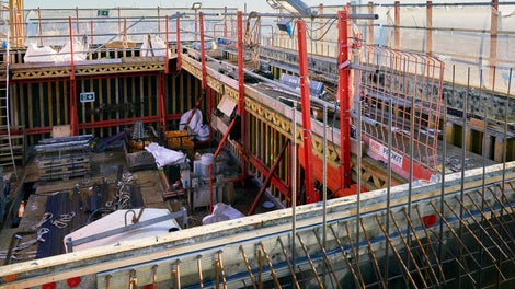 Buitenwandbekisting VARIO GT24 boven op het ACS-P platform ten behoeve van de realisatie van de buitenwanden.