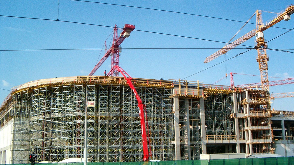 MULTIFLEX oplata međuspratnih konstrukcija i PERI UP nosiva skela međusobno su optimalno prilagođene.<br/>