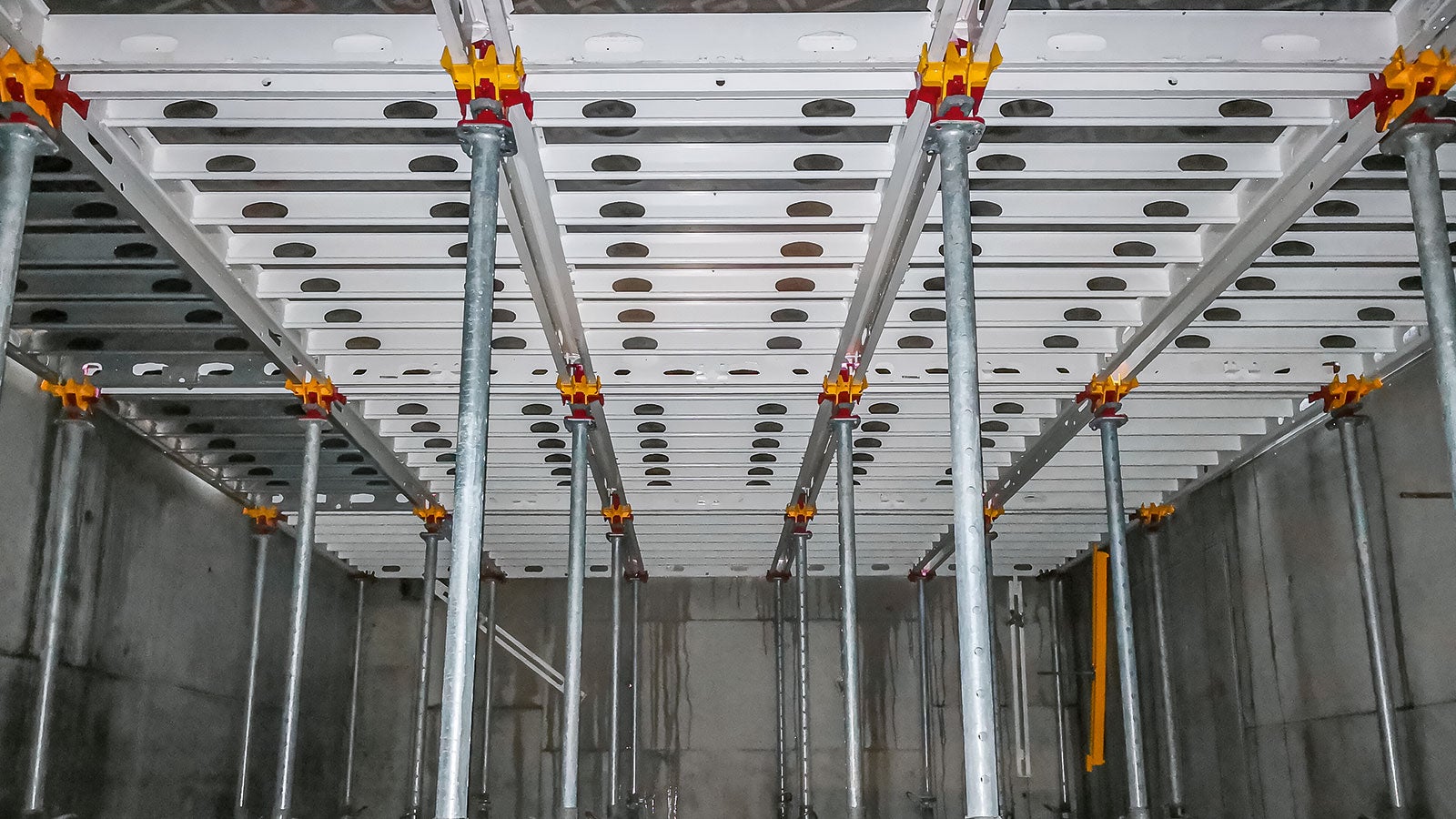 With the aid of the lowering head, you will be able to strike the panels after only a short period of time and then use them together with the heads for the next section.