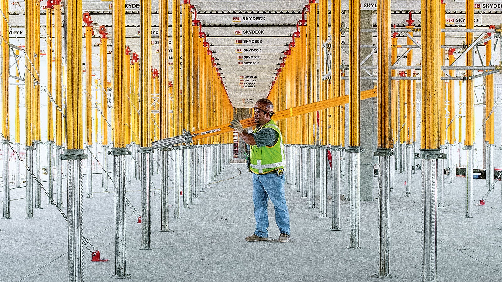 铝合金制的轻质MULTIPROP楼板支撑，可支撑多个楼层。